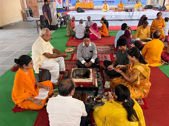 पंच कुंडीय गायत्री महायज्ञ संपन्न: अच्छी बारिश और आरोग्यता के लिए पत्रकारों ने दीं आहुतियां