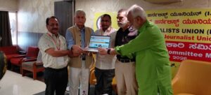 बेंगलुरूः राजस्थान पत्रकार परिषद की वेबसाइट लांच करते हुए आईजेयू की नेशनल लीडरशिप।
